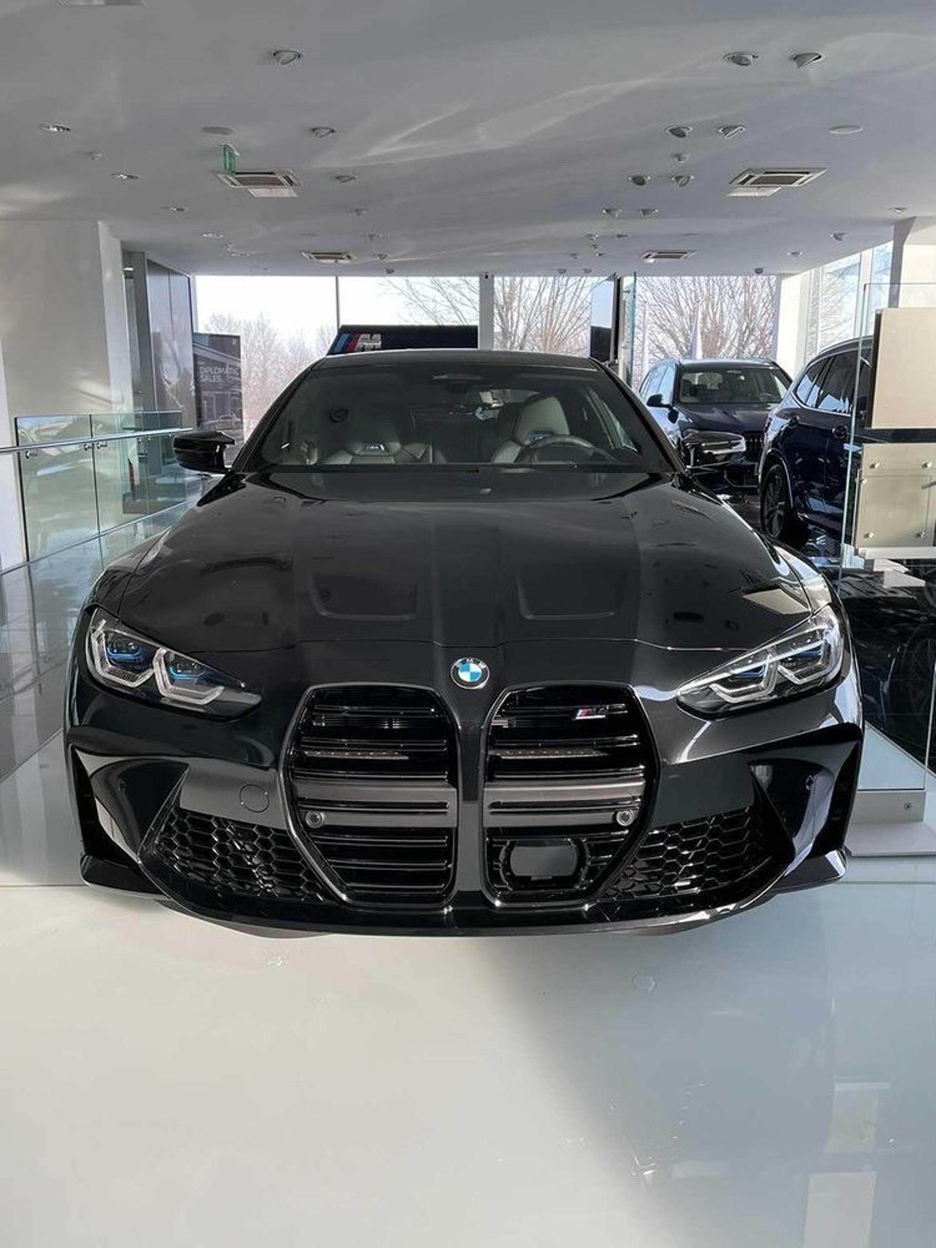 New photos of the 2021 BMW M4 in Sapphire Black Metallic | Motor Memos